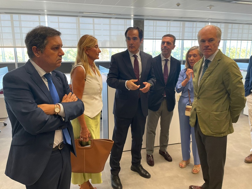 El consejero de Justicia dialoga con algunas de las autoridades judiciales que le han acompañado durante la visita al edificio B de Palmas Altas