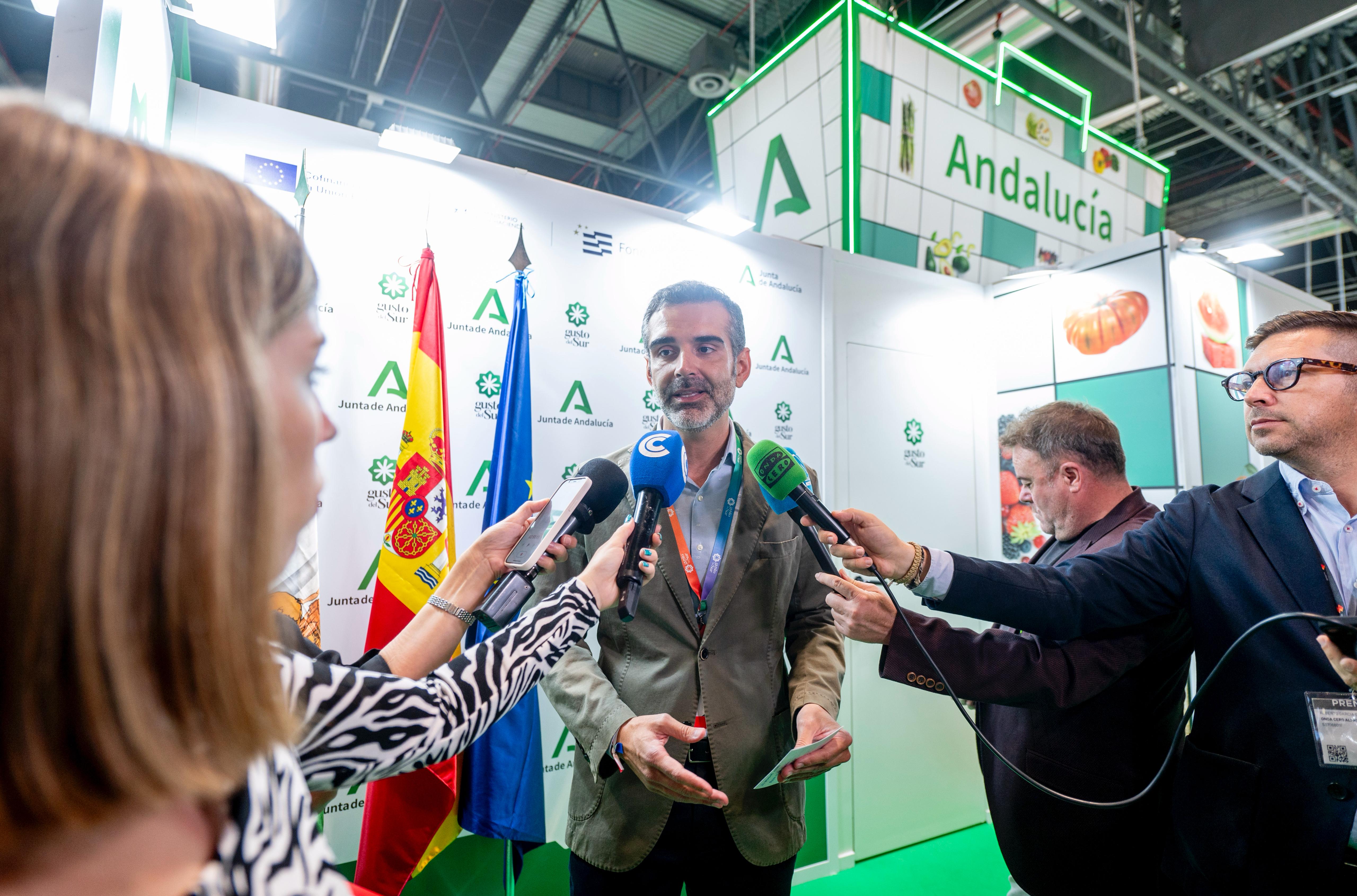 Ramón Fernández-Pacheco atiende a los medios de comunicación en Fruit Attraction 2025
