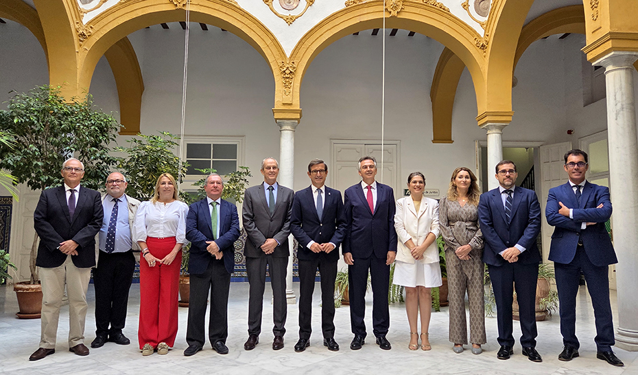El consejero de Industria, Energía y Minas, Jorge Paradela, ha presidido el acto de la firma del acuerdo marco de cooperación entre los presidentes de AIQBE y AGI.