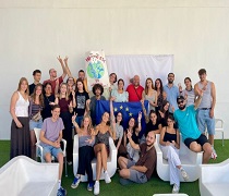 La responsable provincial del IAJ en Málaga, Alba Ortiz, ha acudido para despedir a los jóvenes voluntarios que ya han finalizado su periodo formativo en tierras malagueñas