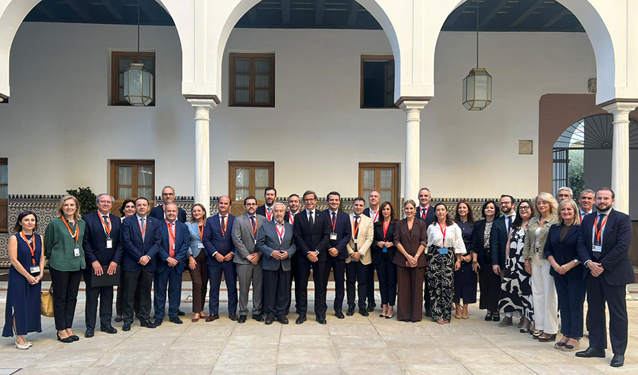 El consejero de Industria posa en una foto de familia tras su defensa en el Pleno del Proyecto de Ley de Espacios Productivos para el fomento de la industria en Andalucía (LEPA).