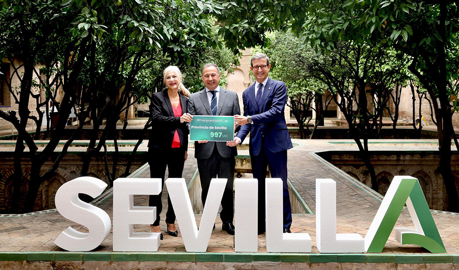 La consejera de Cultura y Deporte, Patricia del Pozo, el delegado de la Junta en Sevilla, Ricardo Sánchez, y el consejero de Industria, Energía y Minas, Jorge Paradela, en la presentación de los Presupuestos de 2026 para Sevilla.
