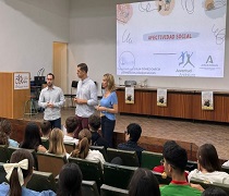 El responsable del IAJ en Granada con los estudiantes del IES de Motril