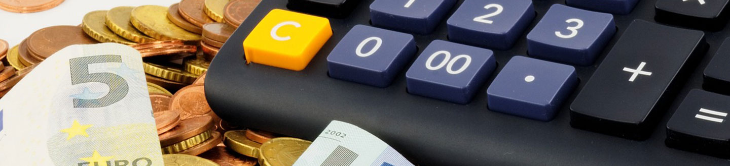 Calculadora y billete de 5€