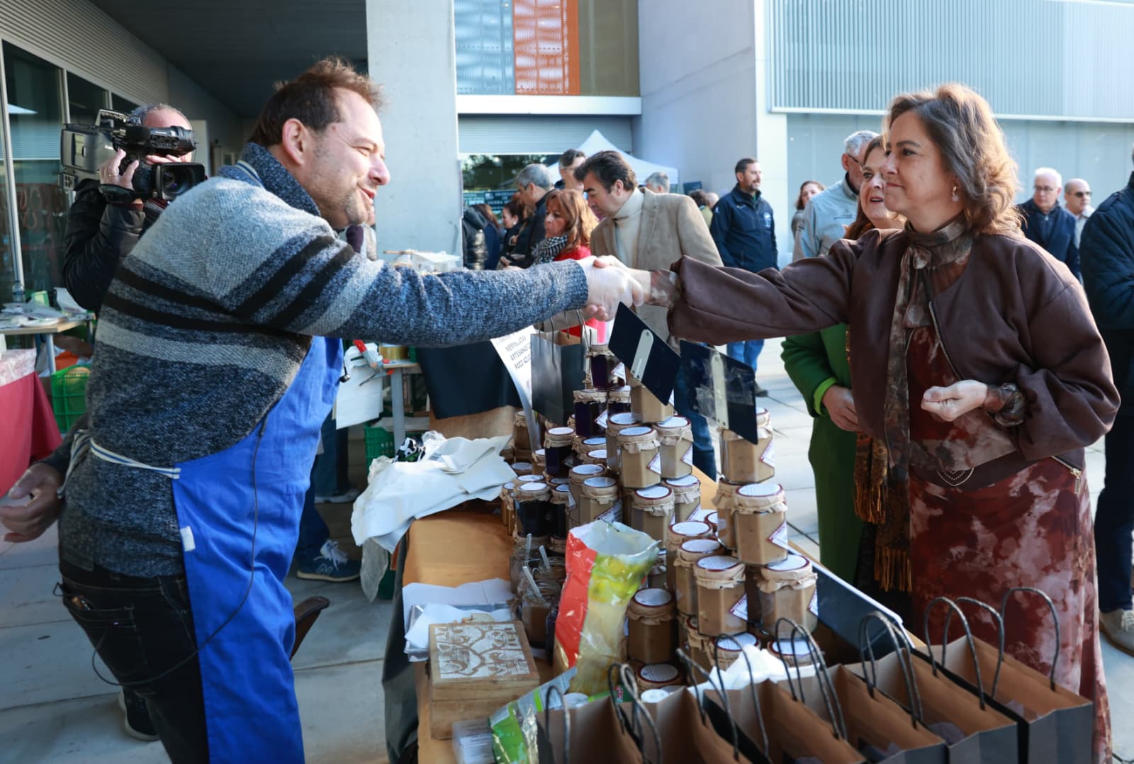 La consejera ha visitado la Muestra en el edificio administrativo de Los Bermejales.