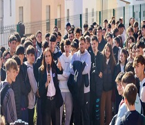 La consejera con los jóvenes alumnos del IES de Mairena del Alcor