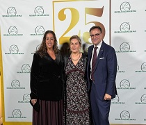 La responsable del IAJ en Málaga, a la izquierda, en la gala de la Escuela de la Paz