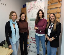 Carmen Arcos, segunda por la derecha, con las responsables de la iniciativa 'AbiertaMente'