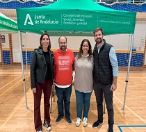 La responsable provincial del IAJ en Málaga, segunda por la derecha, con técnicos y responsables del Ayuntamiento de Rincón de la Victoria