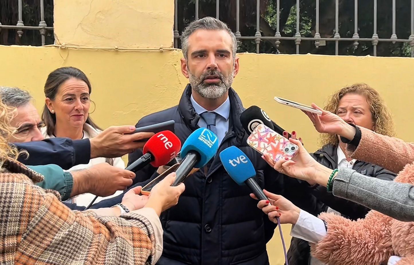 El consejero Ramón Fernández-Pacheco atiende a los medios de comunicación