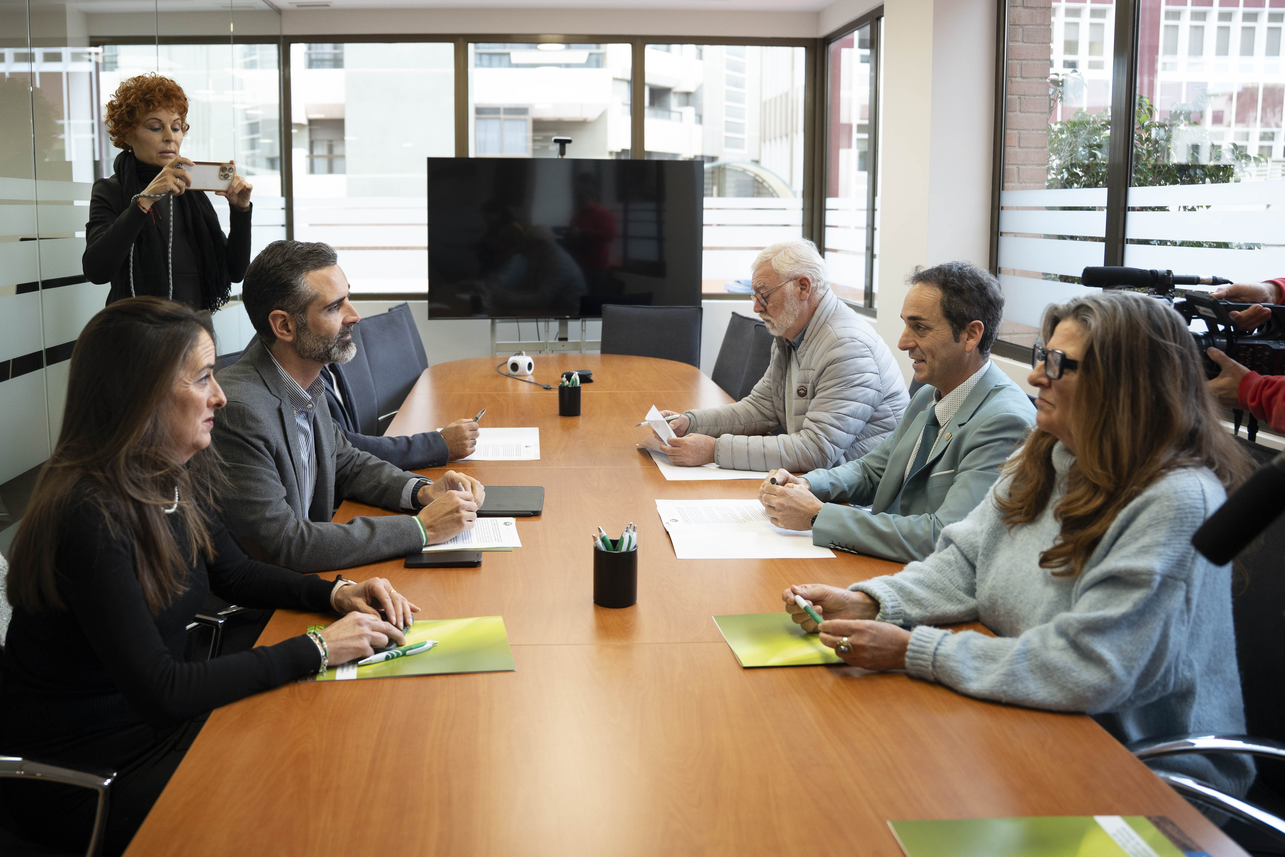 El consejero Fernández-Pacheco se reúne en Almería con el Consejo Andaluz de Colegios Ingenieros Técnicos Agrícolas.