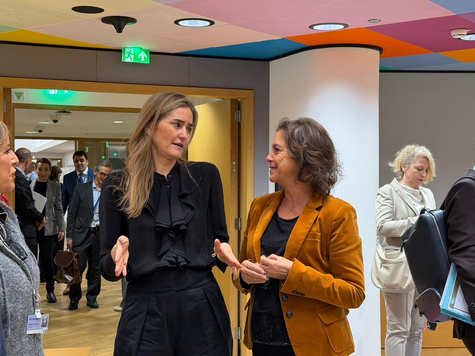 La consejera, junto a la ministra de Transición Ecológica, Sara Aagesen, en Bruselas.