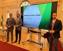 Acto de presentación del programa con la asistencia del responsable provincial del IAJ en Granada