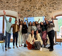 Mujeres participantes en Arroyomolinos de León con los responsables del IAJ en Huelva y Sevilla y otros técnicos