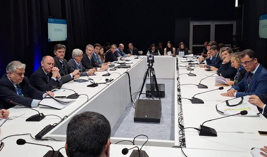 Momento de la constitución del panel de expertos sobre combustibles sostenibles para la aviación.