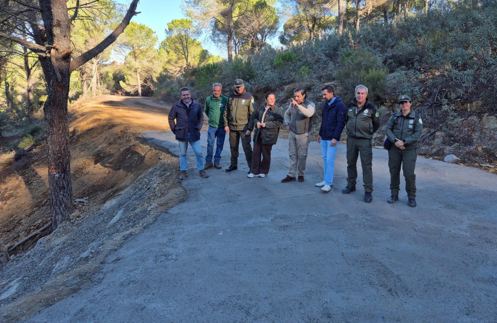 El delegado territorial de Sostenibilidad y Medio Ambiente ha recorrido parte del camino junto a los alcaldes de Santa Bárbara y Aroche.