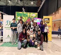 El grupo de corresponsales juveniles de Cantillana en el stand del IAJ en Mangafest 2025