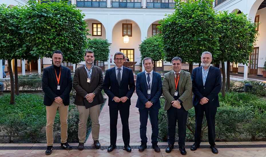 El consejero de Industria, Energía y Minas, Jorge Paradela, posa con representantes de la Asociación de Operadores, Infraestructuras de Telecomunicaciones y Televisiones Locales, ACUTELAN.