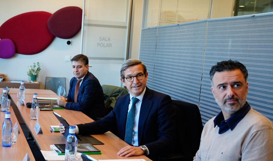 El consejero Jorge Paradela junto al viceconsejero de Industria, Energía y Minas, Cristóbal Sánchez, y al director gerente de la Agencia Digital de Andalucía, Raúl Jiménez.