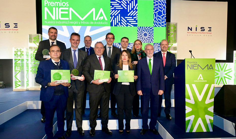Paradela posa junto a parte del equipo de la Consejería y los galardonados en la primera edición de los Premios 'Nuestra Industria, Energía y Minas', que se han entregado en NISE Sevilla 2025.