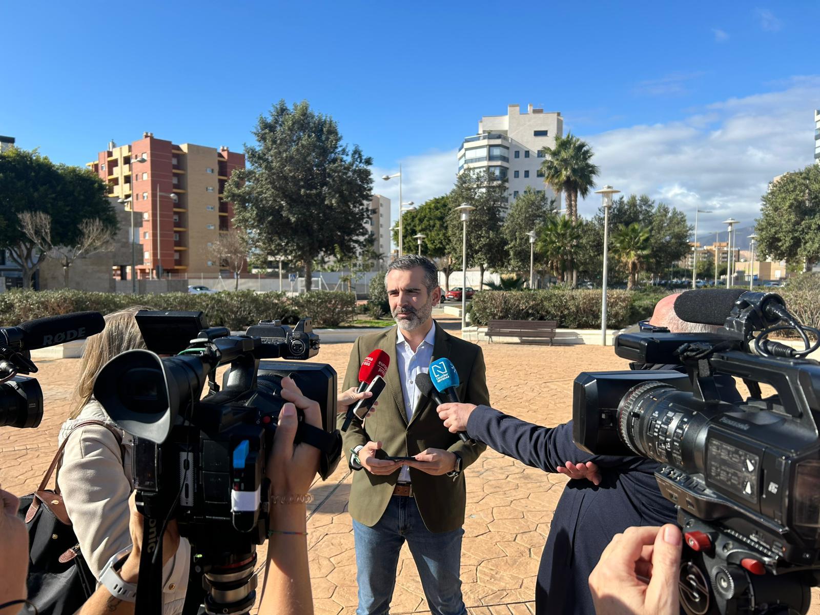 Ramón Fernández-Pacheco atiende a los medios de comunicación.