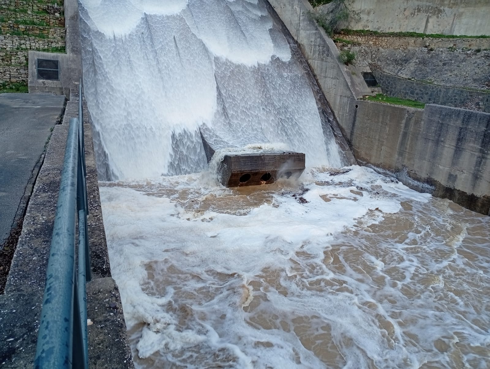 Imagen del desembalse en Guadarranque
