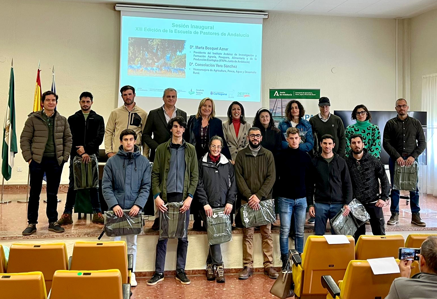 La viceconsejera de Agricultura y la presidenta de Ifapa junto a los participantes en la XIII Escuela de Pastores de Andalucía