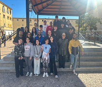 Los jóvenes voluntarios del barrio acompañados por la responsable provincial del IAJ en Huelva