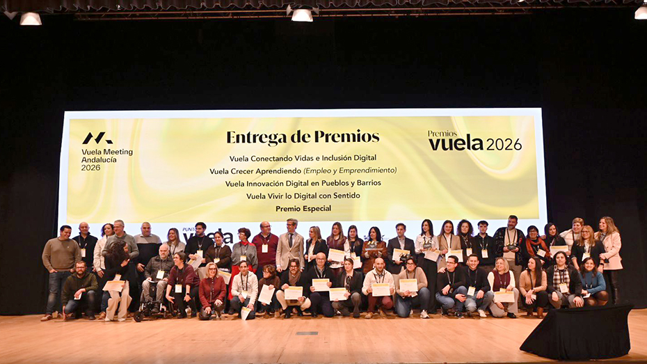 El consejero de Industria, Energía y Minas y presidente de la Agencia Digital de Andalucía, Jorge Paradela, posa en la foto de familia con los ganadores de los Premios Vuela 2026.