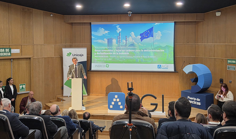 El consejero de Industria, Energía y Minas, Jorge Paradela, durante su intervención en las jornadas sobre el rol de los gases verdes en la descarbonización y competitividad organizadas por la Asociación de Grandes Industrias del Campo de Gibraltar (AGI).