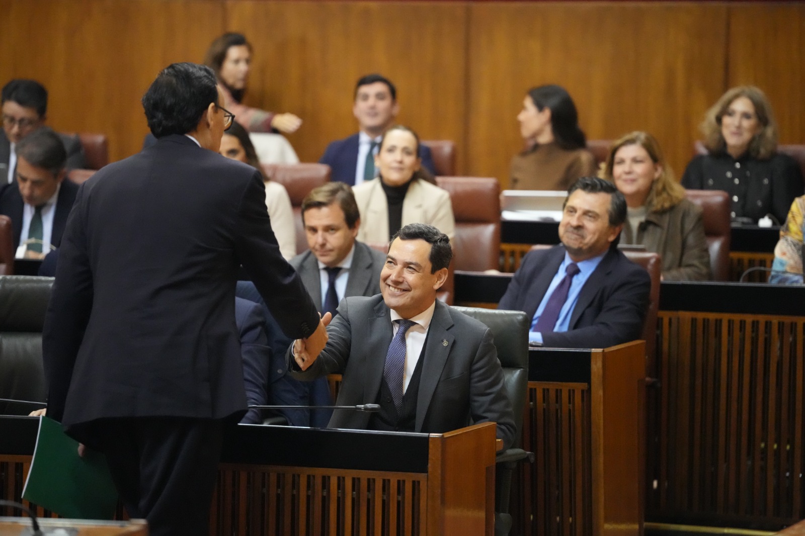 Villamandos en el Parlamento con el presidente Juanma Moreno