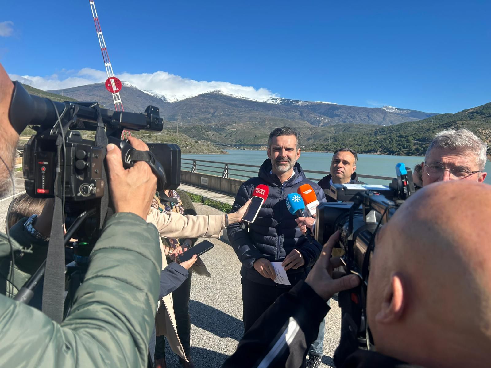 Fernández-Pacheco visita la presa de Rules.