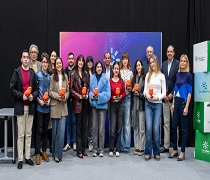 Los jóvenes premiados en presencia de los responsables de Canal Sur