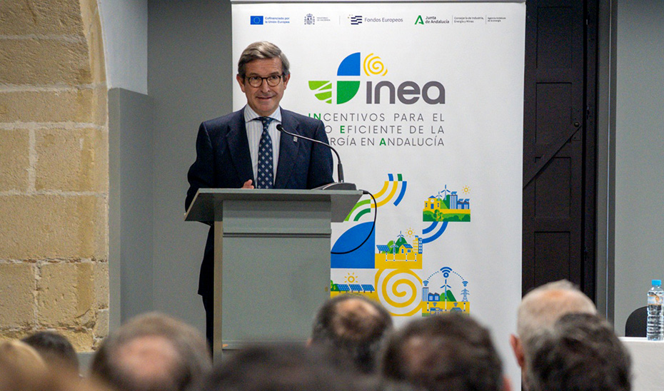 El consejero de Industria, Energía y Minas, Jorge Paradela, durante la apertura de la jornada para el impulso de las comunidades energéticas en Jerez.