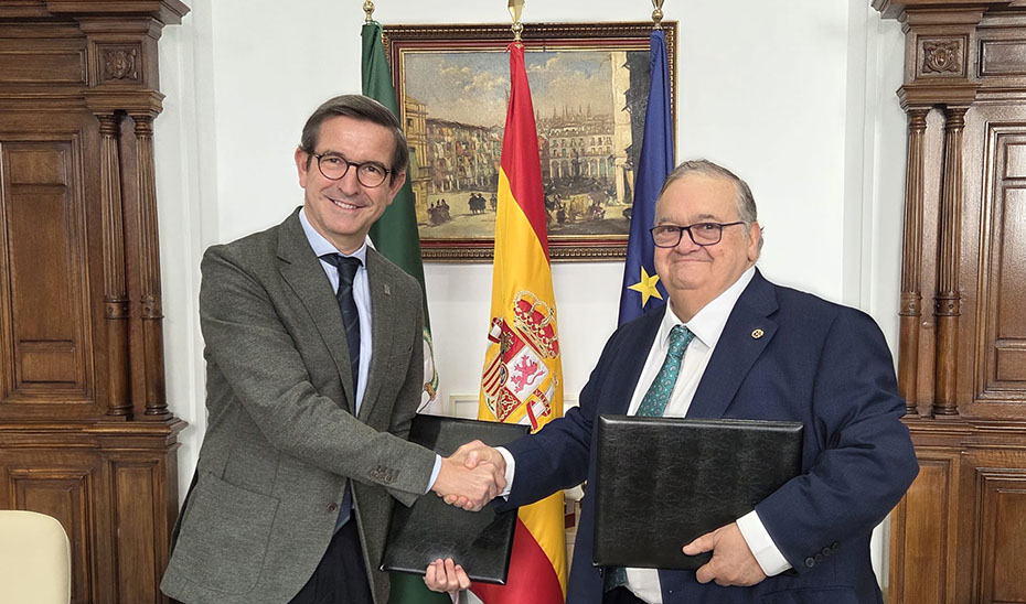 El consejero de Industria, Energía y Minas, Jorge Paradela, y el decano del Colegio Oficial de Ingenieros de Minas del Sur, Juan Ignacio López-Escobar, tras la firma del convenio de colaboración.