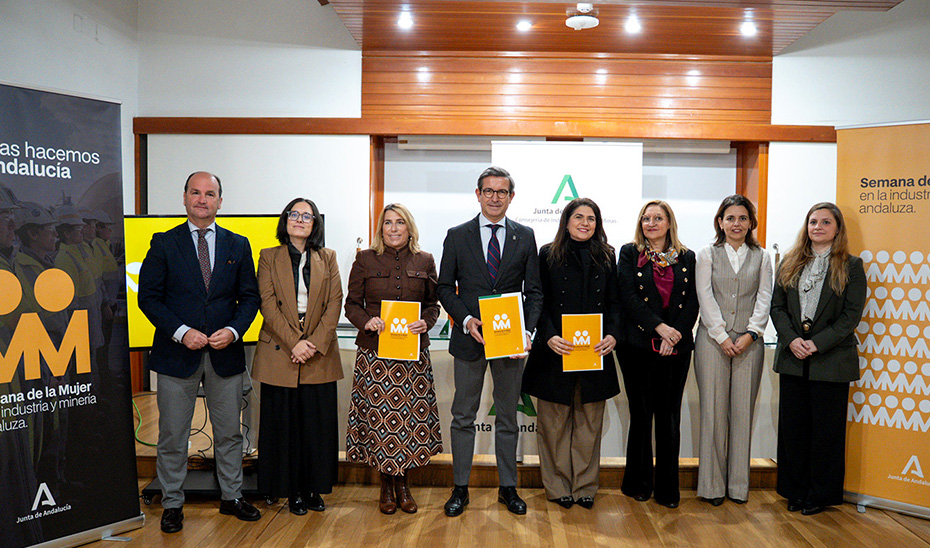El consejero Jorge Paradela posa en una foto de familia en la presentación de los actos de la II Semana de la Mujer en la industria, energía y minería andaluza.