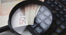 Billete debajo de lupa