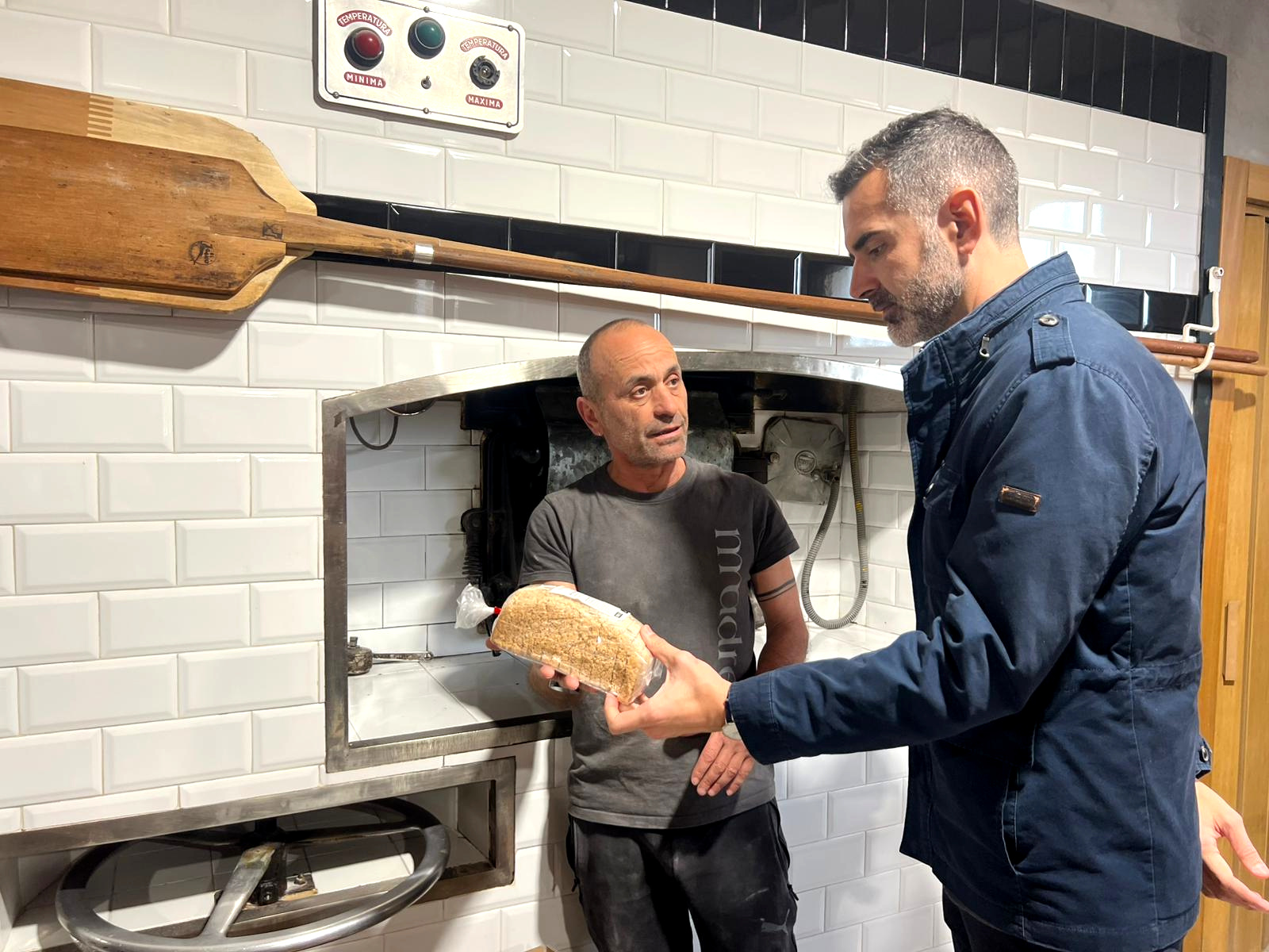 El consejero durante su visita al Horno María Diezma, en Benalúa (Granada)