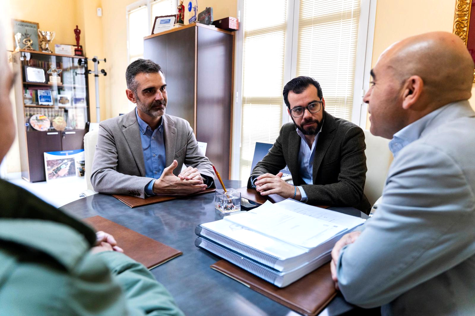 Ramón Fernández-Pacheco se reúne con el alcalde de Enix (Almería)