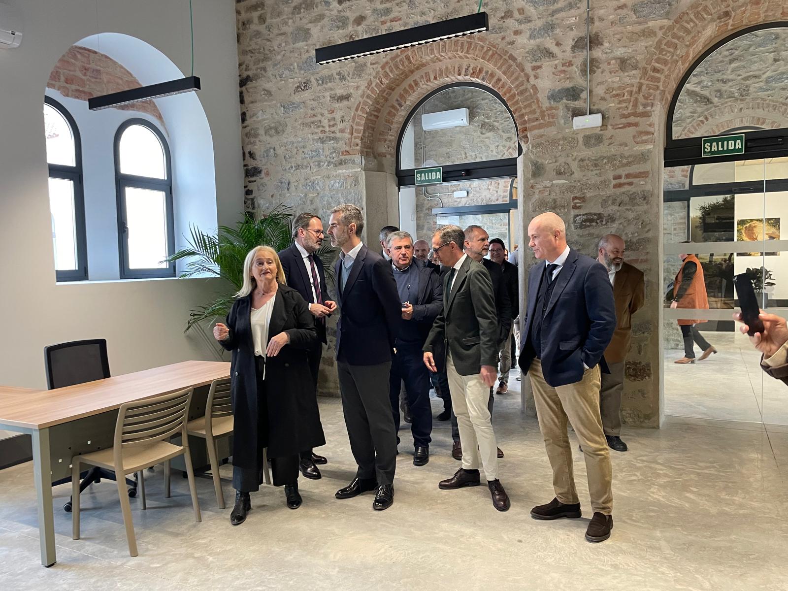 Fernández-Pacheco visita las instalaciones de la nueva oficina comarcal agraria