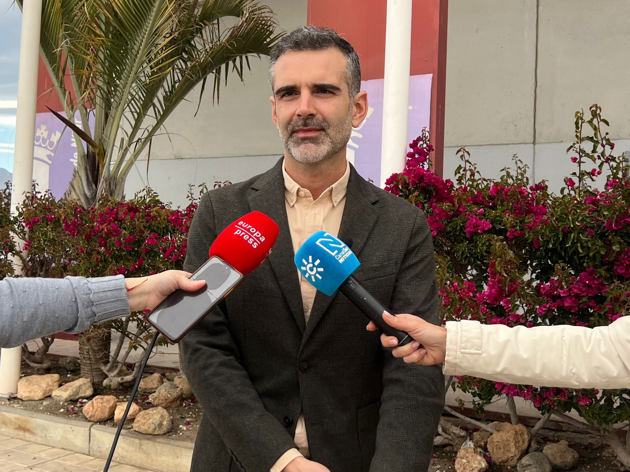 Ramón Fernández-Pacheco atiende a los medios