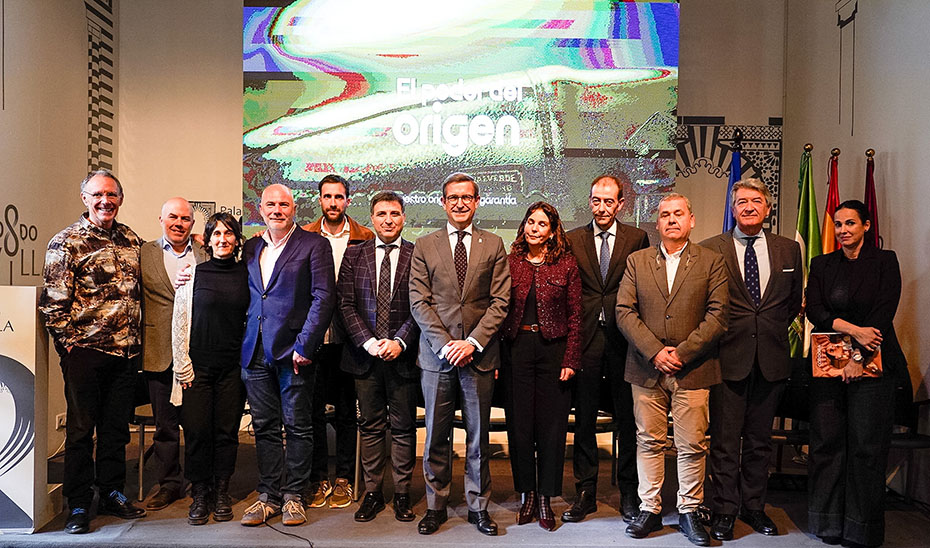 El consejero Paradela junto a representantes de la producción artesanal e industrial de todas las provincias andaluzas en la presentación de la campaña “El poder del origen”.