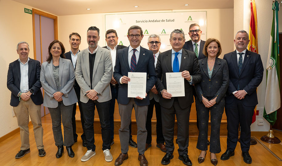 Sanz y Paradela en una foto de familia tras la firma de un protocolo para impulsar la transformación digital del SAS.