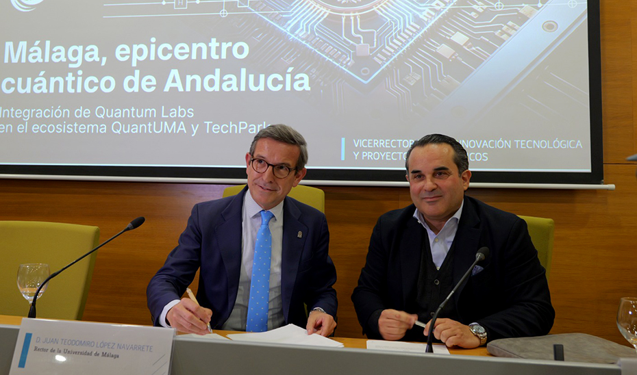 El consejero de Industria, Energía y Minas y presidente de la Agencia Digital de Andalucía, Jorge Paradela, en la firma en Málaga de un memorando de entendimiento con la empresa Quantumlab Málaga.