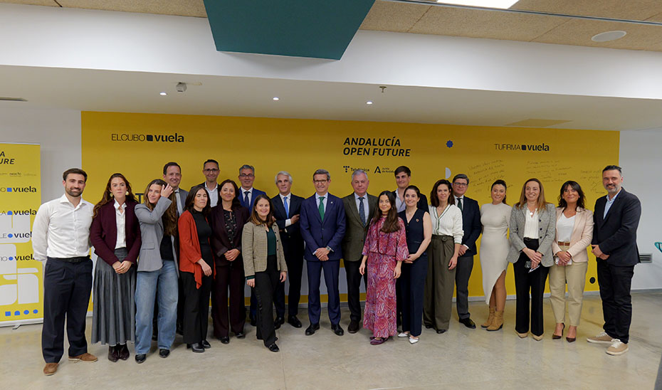 El consejero de Industria, Energía y Minas y presidente de la Agencia Digital de Andalucía (ADA), Jorge Paradela, en una foto de familia tras una visita al hub de emprendimiento El Cubo Vuela.