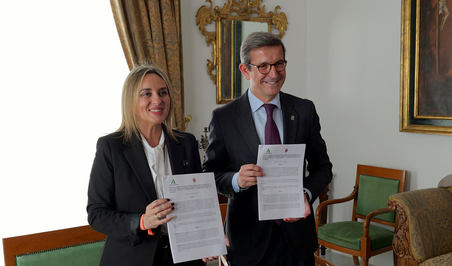 Paradela y Carazo posan tras la firma del protocolo para reforzar la colaboración institucional en el impulso de la transformación digital de la ciudad.