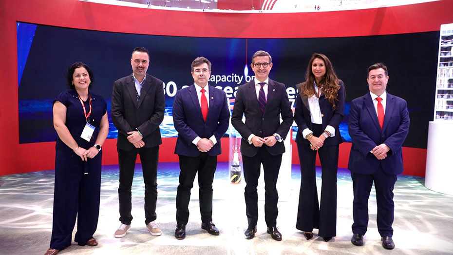 El consejero de Industria, Energía y Minas, Jorge Paradela, en la charla con la directora nacional de Administraciones Públicas de Vodafone, Teresa Llamas, en el Mobile World Congress de Barcelona.