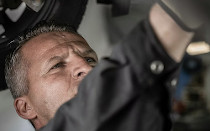 hombre trabajando en taller