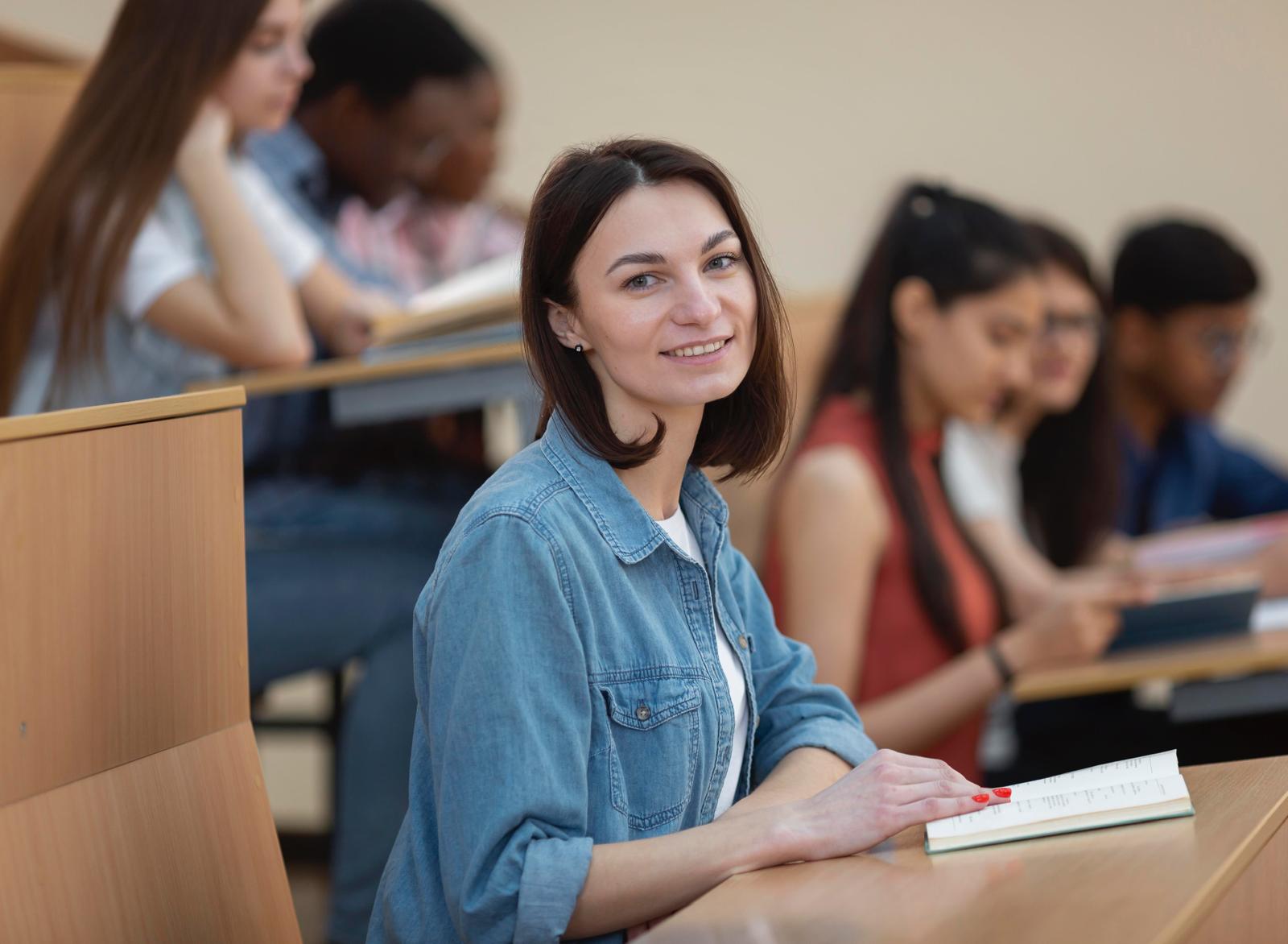 Mujer en un aula universitaria