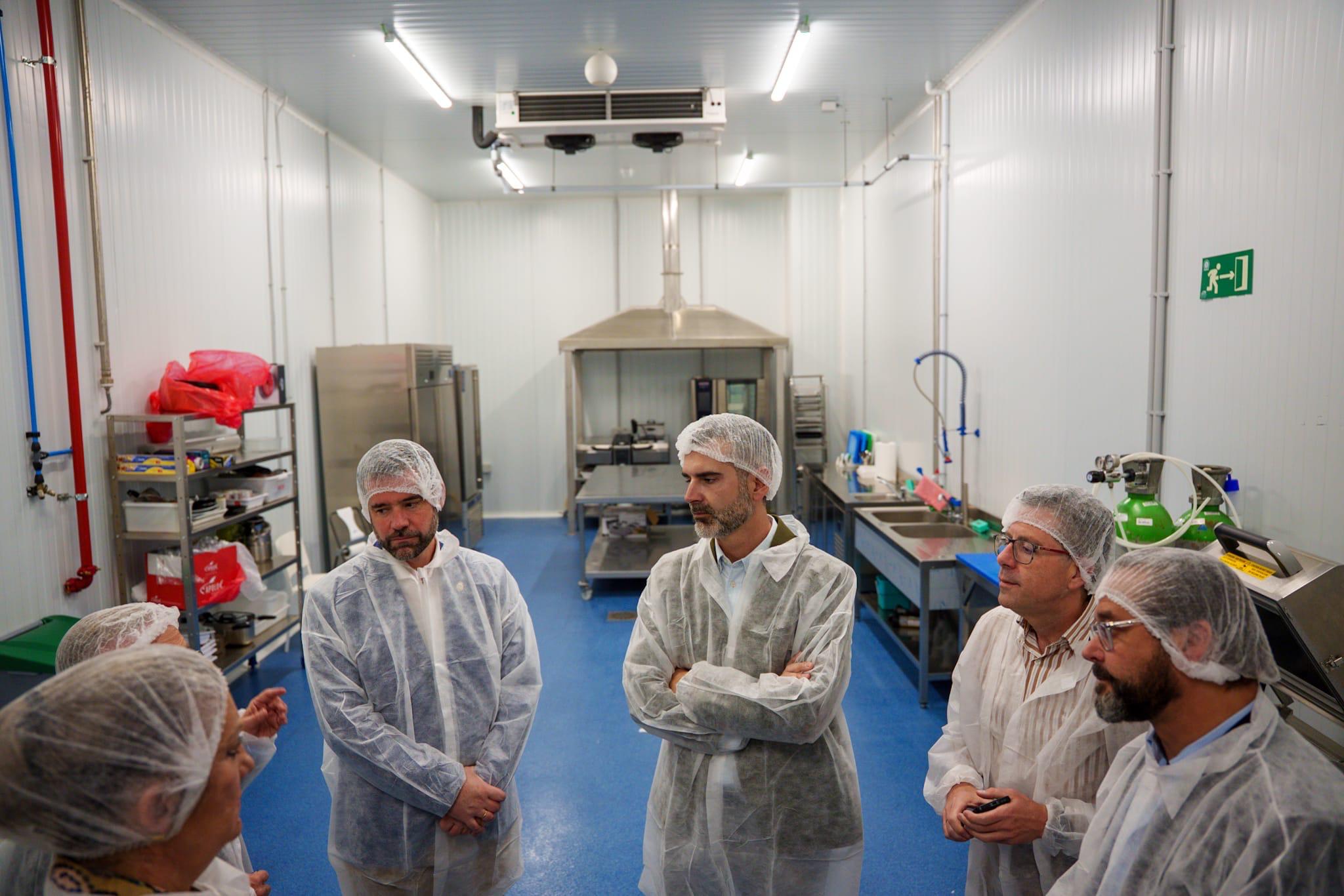 Fernández-Pacheco visita la empresa Mariscos y Congelados Apolo, en Loja (Granada).
